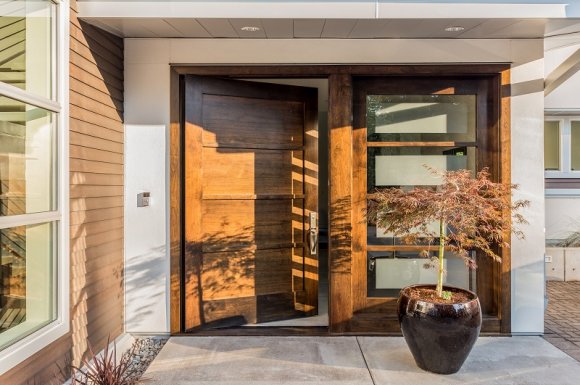 Fabrication et pose de porte d'entrée en bois sur mesure Lapalisse 